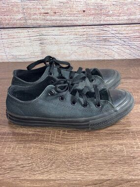 Pre owned Youth Size 1 Black Low-Top Kids Canvas Sneakers